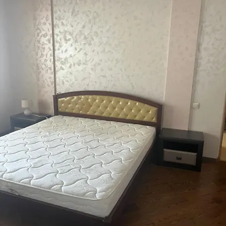 треф 3 комнаты на таирова Apartman *